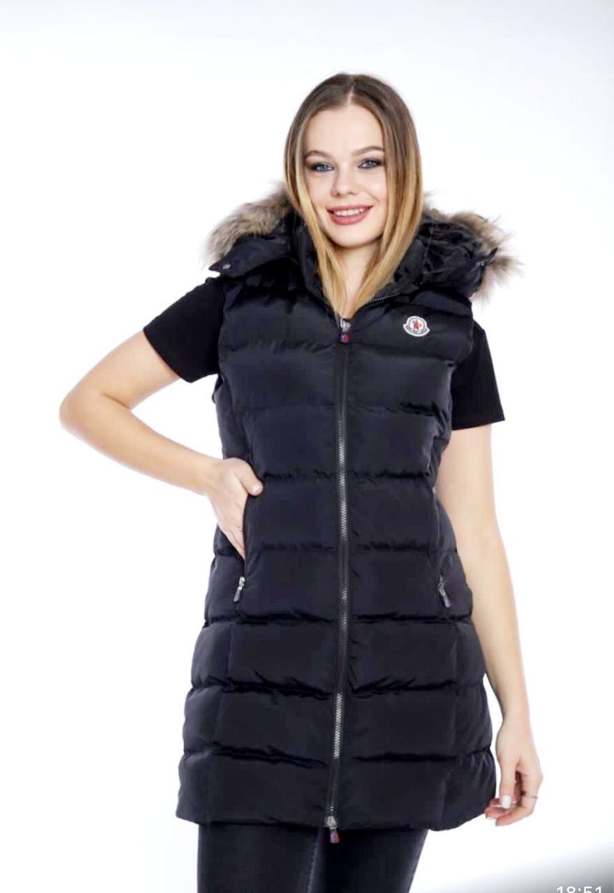 Vesta Lungă Puffer Neagră cu Glugă și Blană – Moncler, Damă