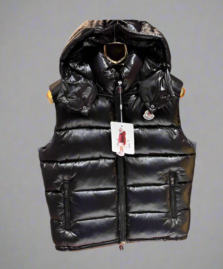Vesta Puffer Lucioasă Neagră cu Glugă – Moncler