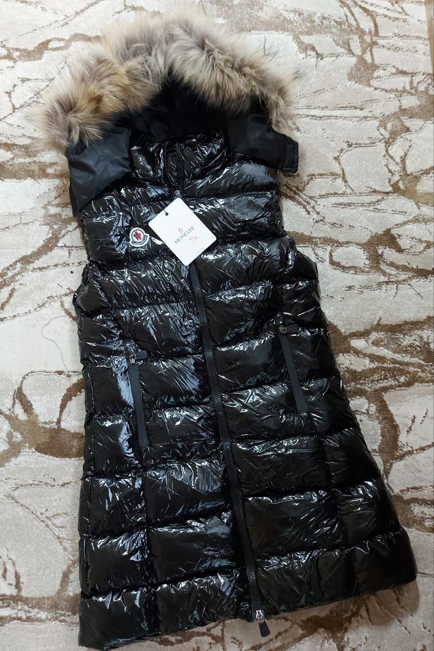 Vesta Lungă Puffer Neagră cu Glugă și Blană – Moncler