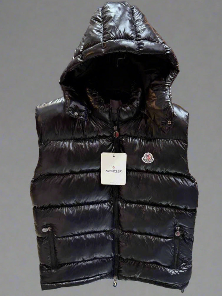 Vesta Puffer Neagră cu Glugă – Moncler