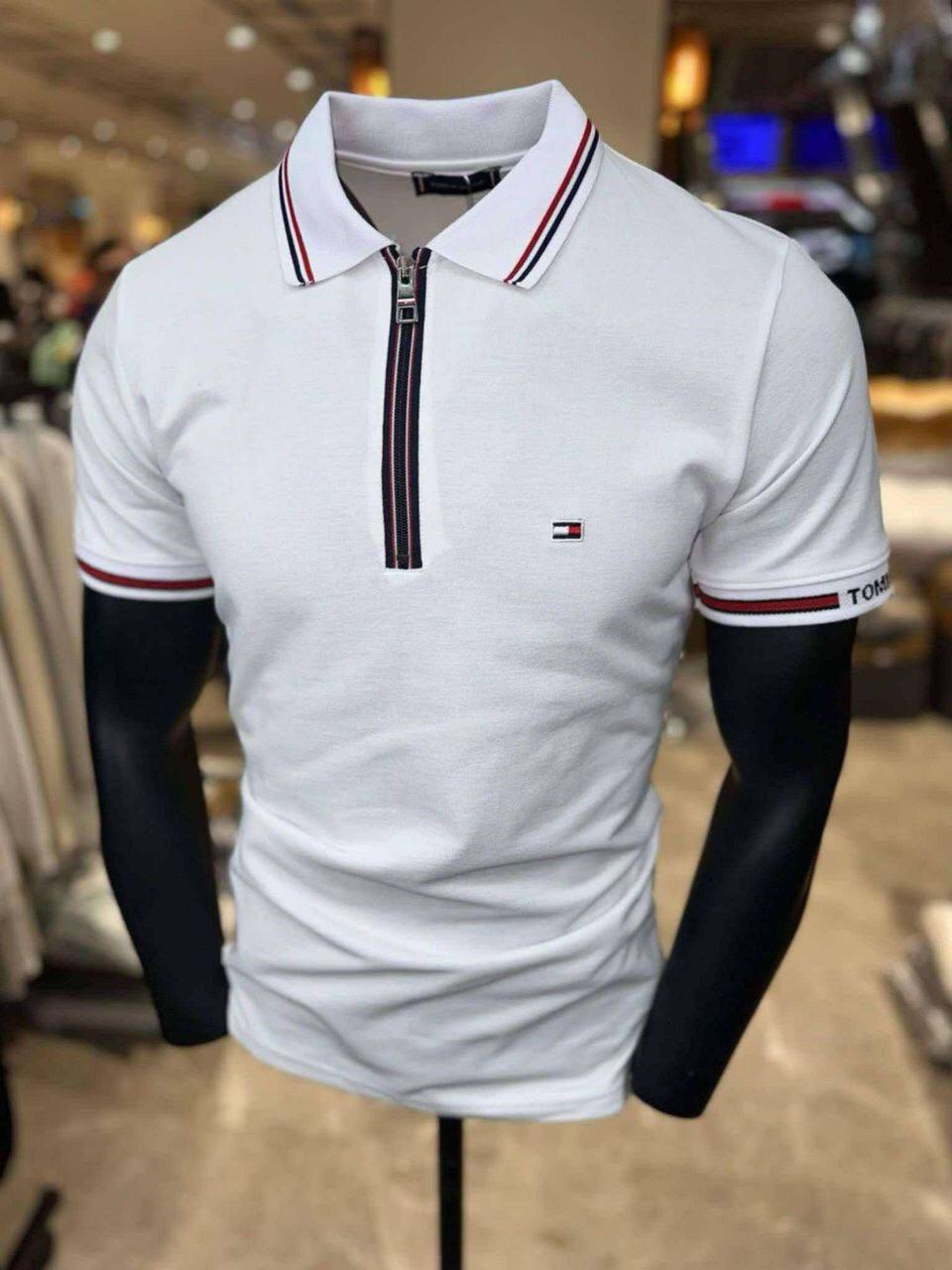 Tricouri Bărbați cu Sigle Cusute – Modele Originale de Brand,